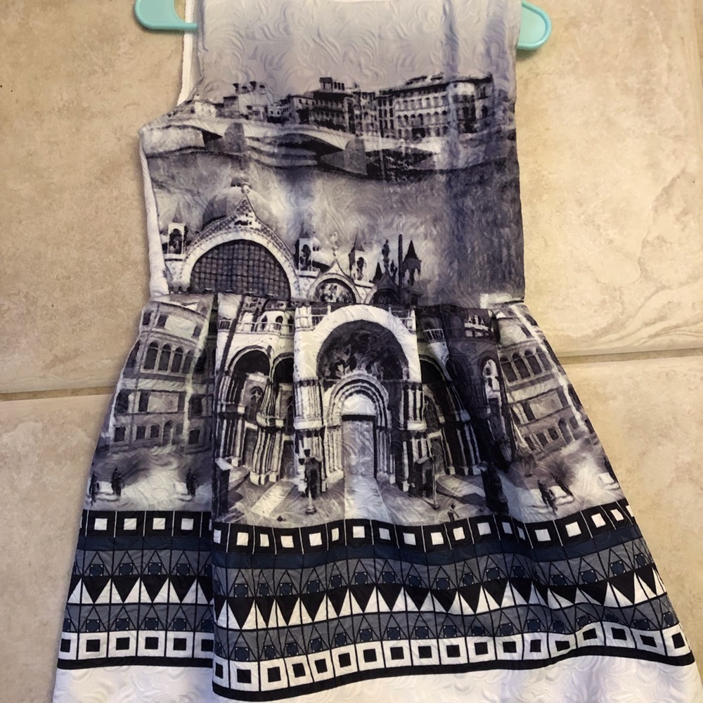 Three dresses - Picture 5 of 6